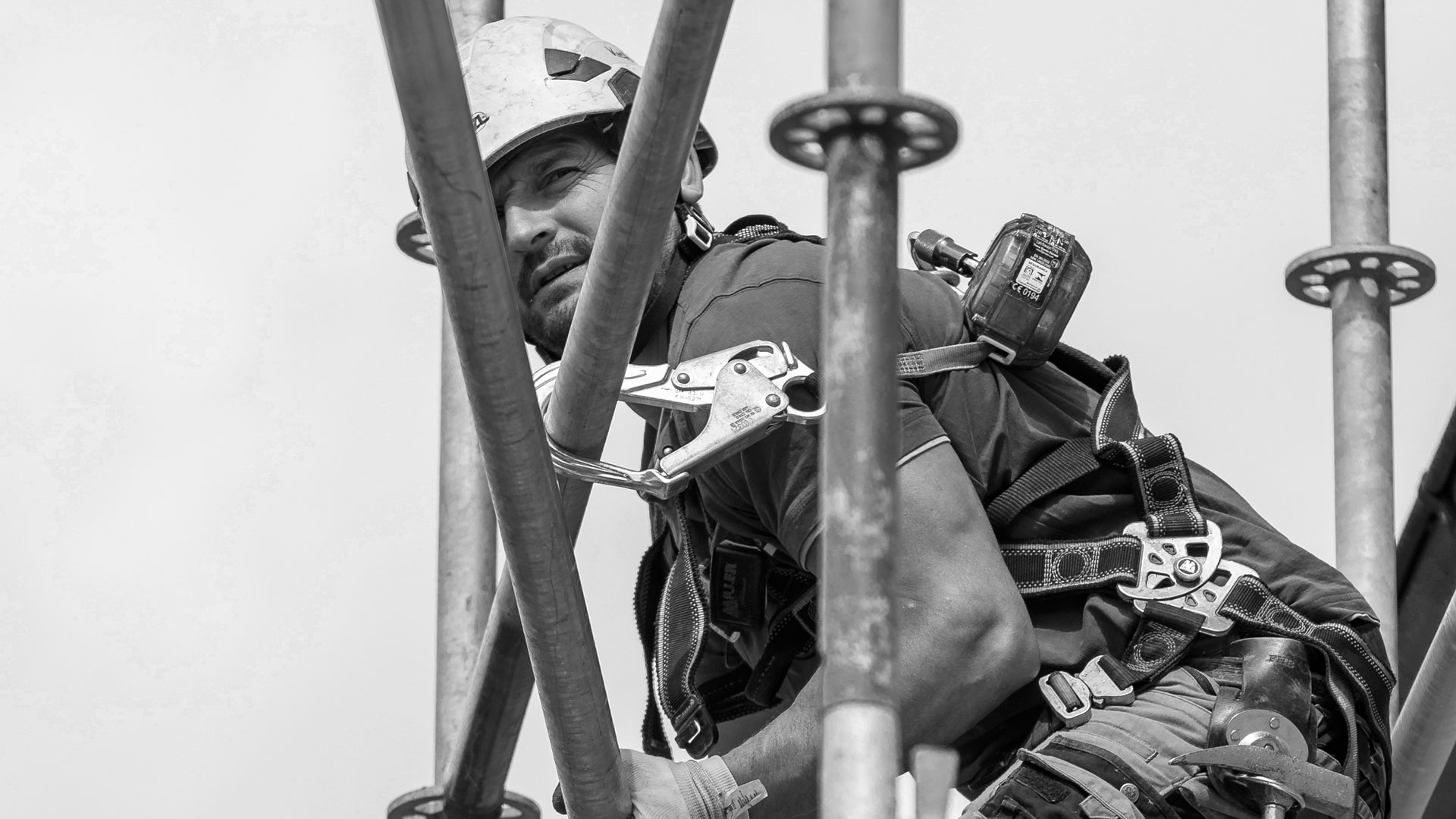 Gerüstbauer beim Aufbau eines Baugerüsts