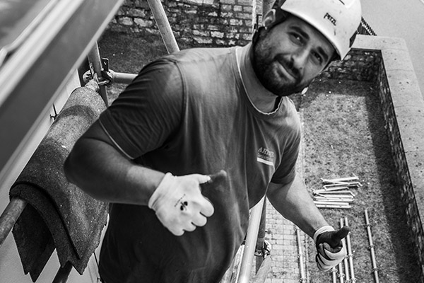 Mitarbeiter auf Gerüst