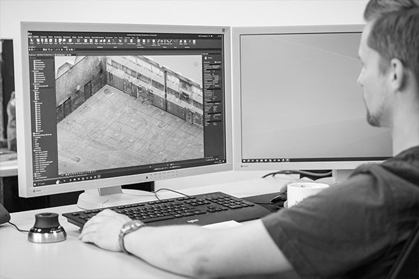 Mitarbeiter bei der Gerüstbau-Planung mit CAD Software