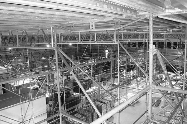 Blick auf das Gerüst in einer Großbäckerei zur Dachsanierung