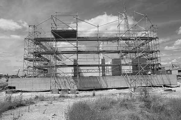 Gerüst für ein Bürogebäude in Kösching wird errichtet